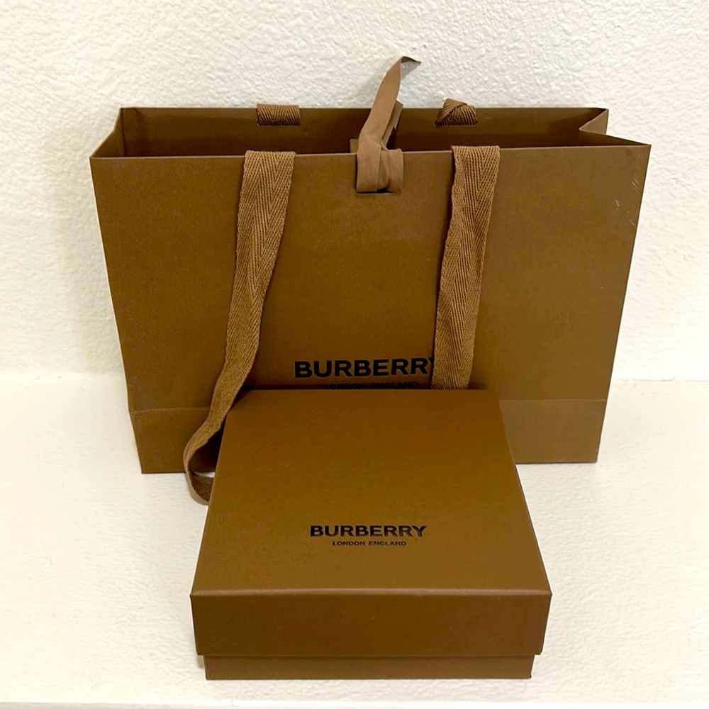 Burberry belt box and shopping bag🤎